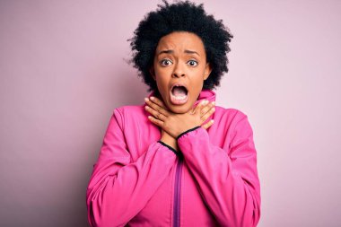 Genç Afro-Amerikalı kıvırcık saçlı spor giysili kadın spor yapıyor bağırıyor ve boğuluyor çünkü boğularak can yakıyor. Sağlık problemi. Boğulma ve intihar konsepti.