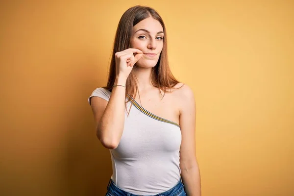 Jonge Mooie Roodharige Vrouw Draagt Casual Shirt Geïsoleerde Gele Achtergrond — Stockfoto