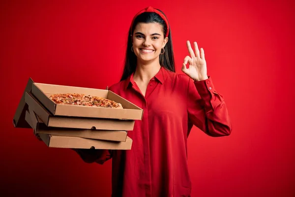 Young Beautiful Brunette Woman Holding Delivery Boxes Italian Pizza Red — Stock Photo, Image