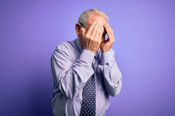 Hombre Negocios Senior Pelo Gris Con Gafas Pie Sobre Fondo — Foto de Stock