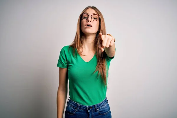 Młoda Piękna Ruda Kobieta Ubrana Luźny Zielony Shirt Okulary Białym — Zdjęcie stockowe