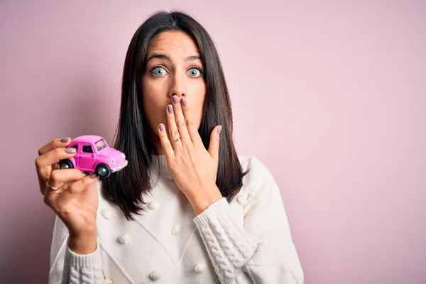 Jovem Mulher Com Olhos Azuis Segurando Pequeno Carro Sobre Rosa — Fotografia de Stock