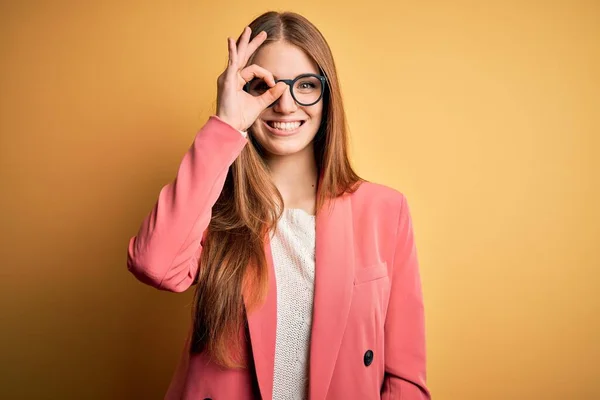 Joven Mujer Pelirroja Hermosa Con Chaqueta Gafas Sobre Fondo Amarillo —  Fotos de Stock