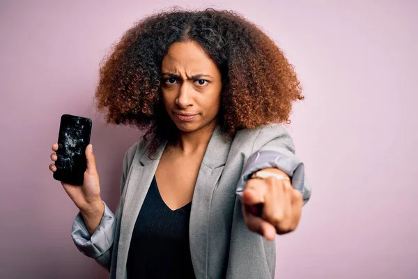 Jovem Afro Americana Com Cabelo Afro Segurando Tela Smartphone Rachada — Fotografia de Stock