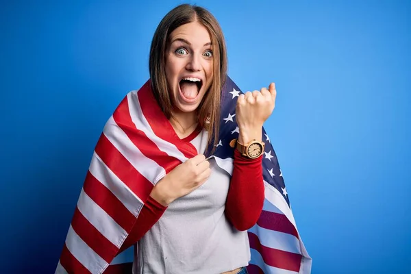 Ung Vacker Rödhårig Patriotisk Kvinna Bär Usa Flagga Över Blå — Stockfoto