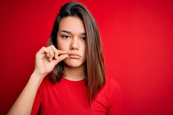 Jeune Belle Fille Brune Portant Shirt Décontracté Sur Fond Rouge — Photo