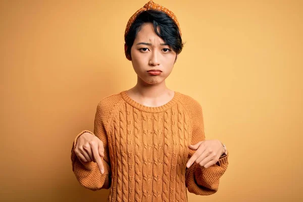 Jong Mooi Aziatisch Meisje Dragen Casual Trui Diadeem Staande Gele — Stockfoto