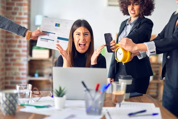 Gruppo Imprenditori Che Lavorano Insieme Partner Sottolineando Uno Loro Ufficio — Foto Stock