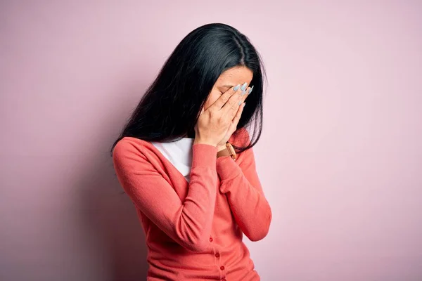 Jovem Mulher Chinesa Bonita Vestindo Camisola Casual Sobre Fundo Rosa — Fotografia de Stock