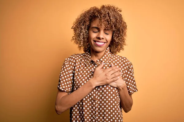 Jovem Mulher Afro Americana Bonita Vestindo Camisa Casual Sobre Fundo — Fotografia de Stock