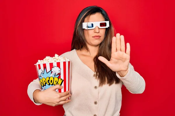 Młoda Latynoska Kobieta Okularach Jedząc Popcorn Czerwonym Tle Otwartą Ręką — Zdjęcie stockowe