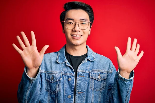 Jeune Bel Homme Chinois Portant Une Veste Denim Des Lunettes — Photo