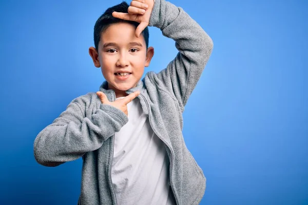 Niño Pequeño Con Sudadera Deportiva Sobre Fondo Azul Aislado Sonriendo — Foto de Stock