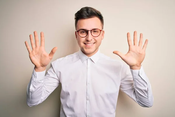 Mladý Pohledný Obchodní Mas Nosí Brýle Elegantní Košili Přes Izolované — Stock fotografie