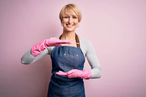 Junge Blonde Putzfrau Mit Kurzen Haaren Schürze Und Handschuhen Über — Stockfoto