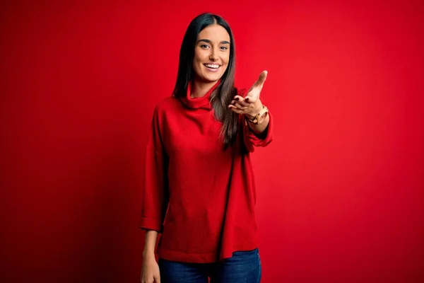 Jovem Bela Mulher Morena Vestindo Camisola Casual Sobre Fundo Vermelho — Fotografia de Stock