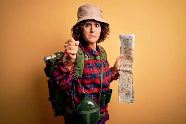 Edad Media Pelo Rizado Excursionista Mujer Senderismo Con Mochila Comedor —  Fotos de Stock