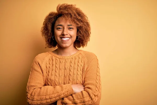 Молодая Красивая Афро Американская Женщина Вьющимися Волосами Случайном Свитере Счастливое — стоковое фото
