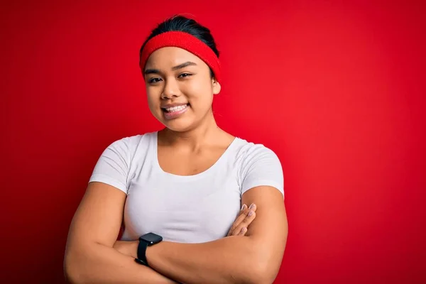 Junge Schöne Asiatische Sportliche Frau Sportbekleidung Über Rotem Hintergrund Glücklich — Stockfoto