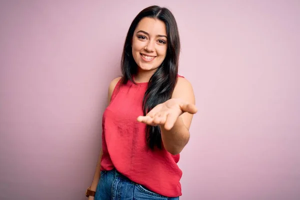 Junge Brünette Frau Trägt Lässiges Sommerhemd Über Rosa Isoliertem Hintergrund — Stockfoto