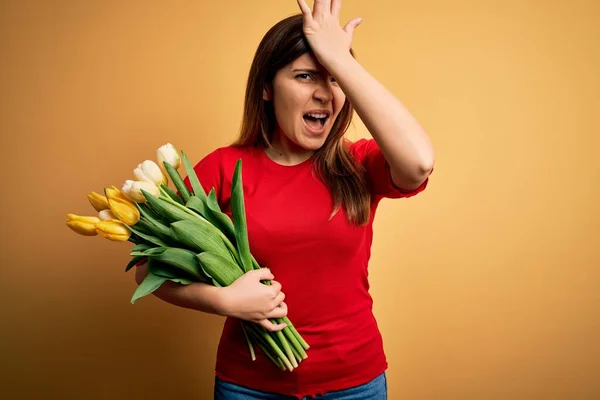 Jonge Blonde Vrouw Met Romantische Boeket Van Tulpen Bloemen Gele — Stockfoto