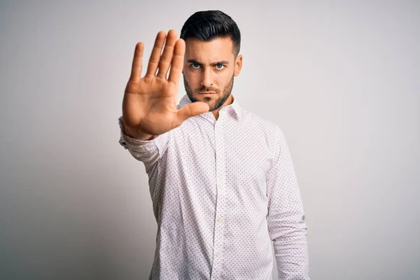 Homem Bonito Jovem Vestindo Camisa Elegante Sobre Fundo Branco Isolado — Fotografia de Stock