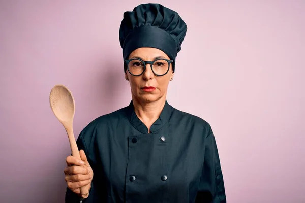 Mulher Chef Morena Meia Idade Usando Uniforme Fogão Chapéu Segurando — Fotografia de Stock