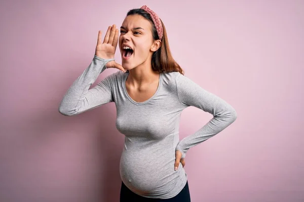 Jong Mooi Tiener Meisje Zwanger Verwacht Baby Geïsoleerde Roze Achtergrond — Stockfoto