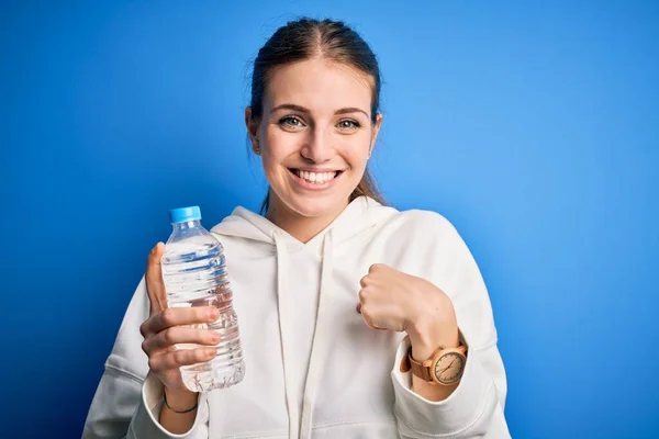 Junge Schöne Rothaarige Frau Beim Sport Trinkflasche Wasser Über Blauem — Stockfoto