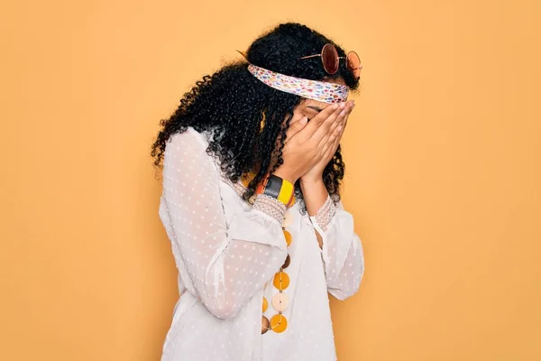 年轻的非洲裔美国卷曲嬉皮士女人 戴着太阳镜 戴着老式饰物 脸上挂着忧郁的表情 一边哭一边用手捂住脸 抑郁症的概念 — 图库照片