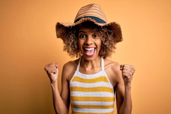 Afro Amerikaanse Toeristische Vrouw Met Krullend Vakantie Met Zomerhoed Gestreept — Stockfoto