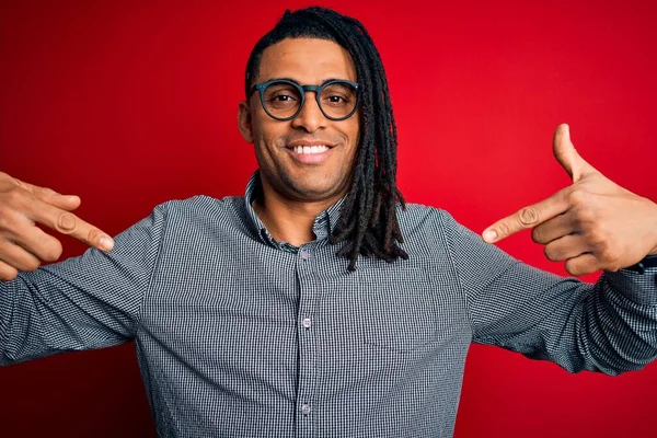 Ung Vacker Afrikansk Amerikansk Man Med Dreadlocks Bär Casual Skjorta — Stockfoto