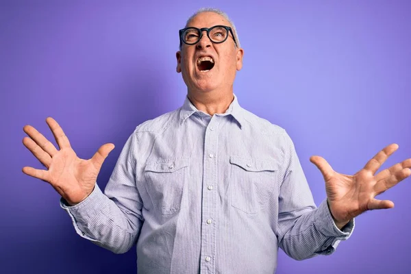 Medelålders Stilig Hoary Man Bär Randig Skjorta Och Glasögon Över — Stockfoto