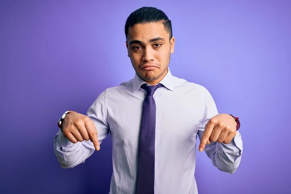 Jovem Empresário Brasileiro Vestindo Gravata Elegante Sobre Fundo Roxo Isolado — Fotografia de Stock