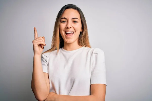 Mavi Gözlü Beyaz Arkaplanlı Sıradan Tişörtler Giyen Genç Güzel Sarışın — Stok fotoğraf