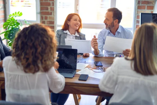 Grupp Företagsarbetare Som Arbetar Tillsammans Sitter Skrivbordet Med Hjälp Laptop — Stockfoto