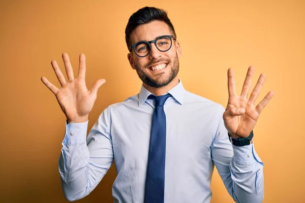 Ung Stilig Affärsman Bär Slips Och Glasögon Står Över Gul — Stockfoto