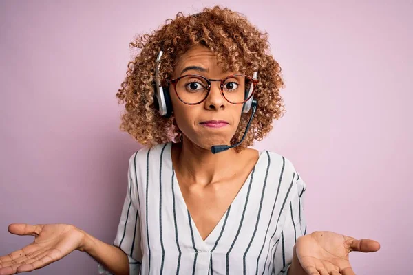 Afroamerikanisch Lockige Callcenter Agentin Die Mit Headset Über Rosa Hintergrund — Stockfoto