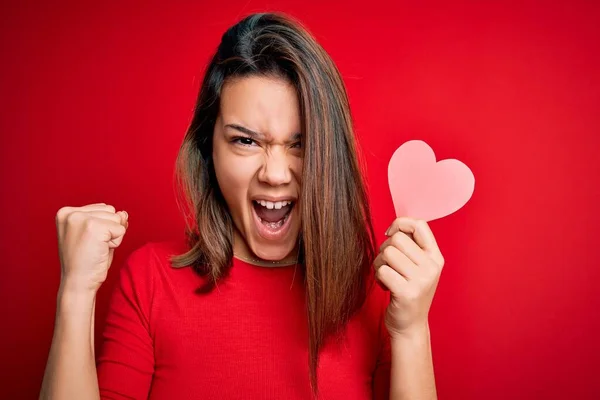 Güzel Esmer Romantik Bir Kız Kırmızı Kağıt Kalp Şeklinde Izole — Stok fotoğraf