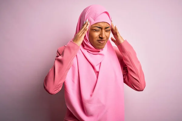 Junge Afroamerikanische Afro Frau Trägt Muslimischen Hijab Über Isoliertem Rosa — Stockfoto