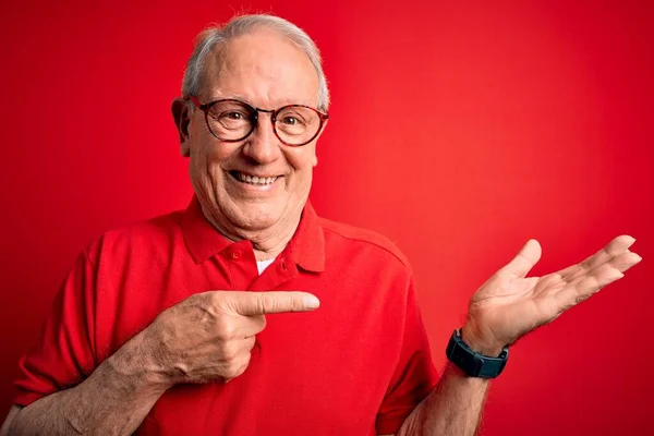 Homem Cabelos Grisalhos Seniores Vestindo Óculos Camiseta Casual Sobre Fundo — Fotografia de Stock