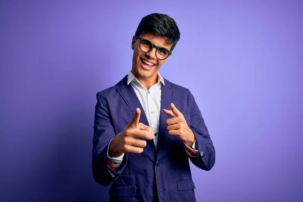 Homem Negócios Bonito Jovem Vestindo Jaqueta Óculos Sobre Fundo Roxo — Fotografia de Stock