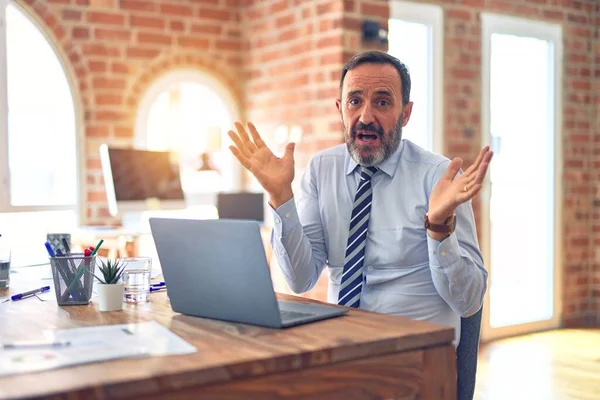 Medelålders Stilig Affärsman Bär Slips Sitter Med Laptop Kontoret Aningslös — Stockfoto