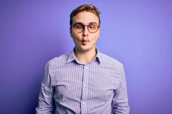 Mladý Pohledný Zrzavý Muž Neformální Košili Brýlích Purpurovém Pozadí Dělá — Stock fotografie