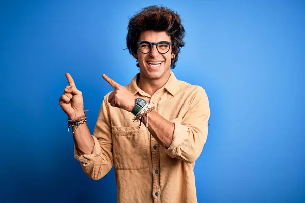 Mladý Pohledný Muž Ležérní Košili Stojí Nad Izolovaným Modrým Pozadím — Stock fotografie