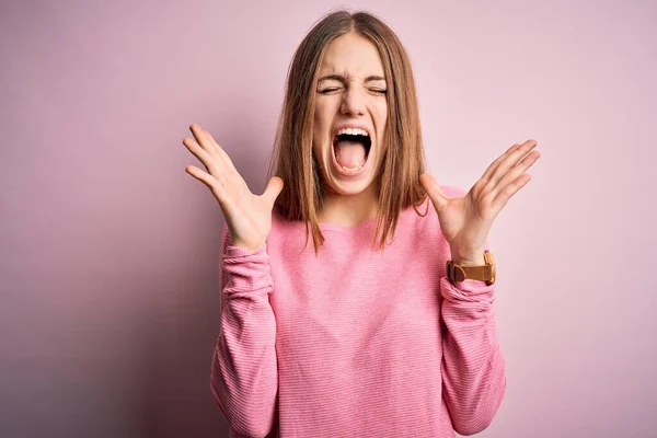 Jovem Mulher Ruiva Bonita Vestindo Camisola Casual Sobre Fundo Rosa — Fotografia de Stock