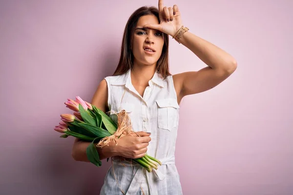 Jong Mooi Brunette Vrouw Houden Boeket Van Tulpen Bloemen Roze — Stockfoto