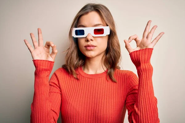 Menina Loira Jovem Vestindo Óculos Cinema Sobre Fundo Isolado Relaxar — Fotografia de Stock
