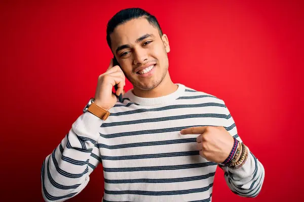 Brazilian Man Having Conversation Talking Smartphone Isolated Red Background Surprise — Stock Photo, Image