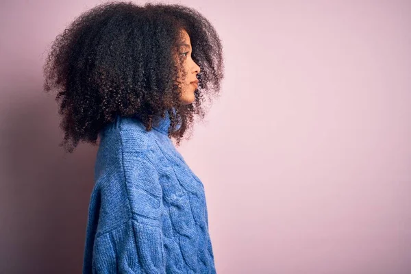 Jonge Mooie Afrikaanse Amerikaanse Vrouw Met Afro Haar Dragen Winter — Stockfoto